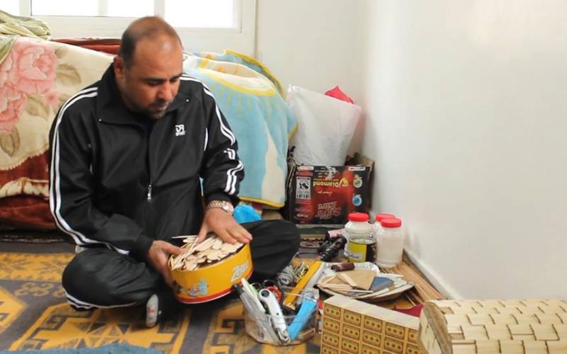 أبازيد فنان سوري يعيد استخدام الكرتون وأعواد الخشب لمجسمات فنية!