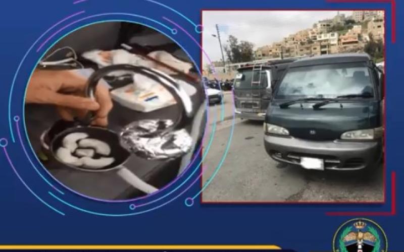 ضبط سائق باص تجاوز الاشارة حمراء وآخر يدخن الارجيلة اثناء القيادة (فيديو)