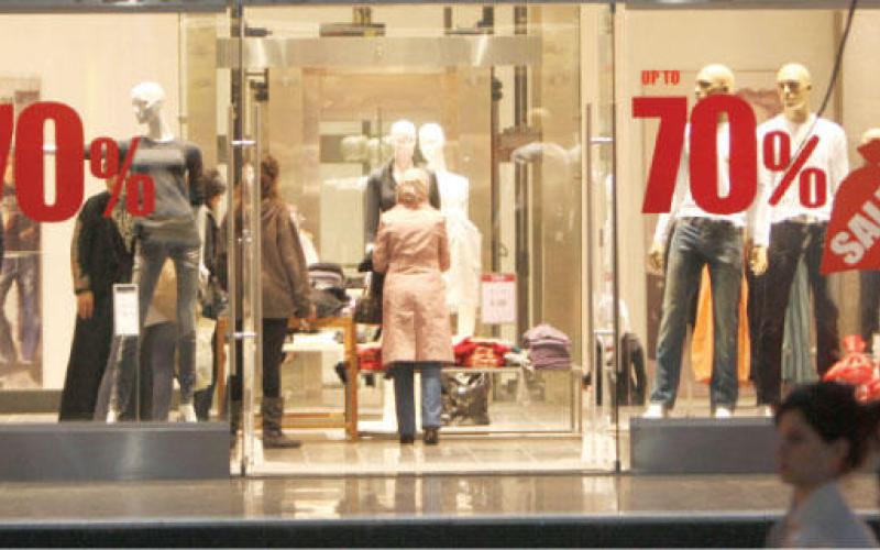 تجار الألبسة: فوضى عارمة بالتنزيلات