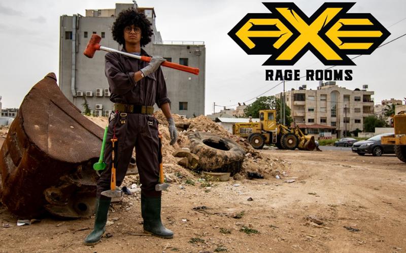 أردنيّون ينفّسون عن غضبهم في غرفة التحطيم