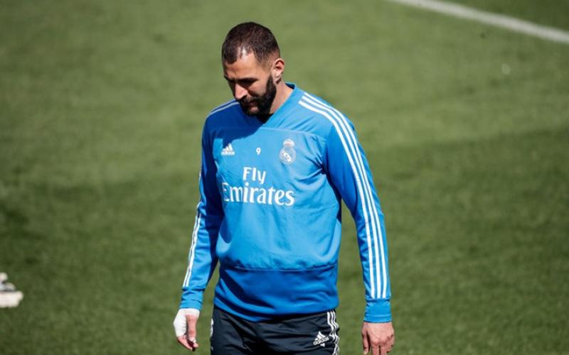 بنزيما يذرف دموعه عند رؤيته صورة طفليه (شاهد)