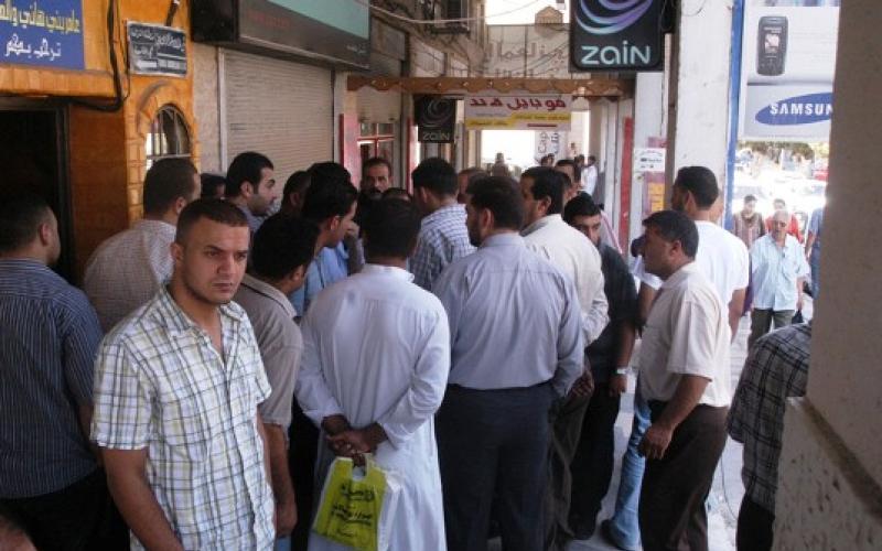 مئات من سكان اربد يعودون للتجمهر امام مكاتب البورصة بعد الافطار