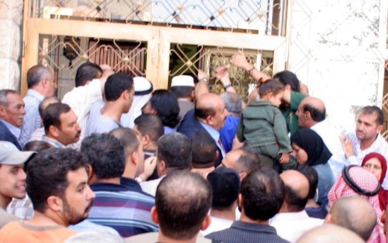 المئات في اربد يتجمهرون امام مكاتب البورصة