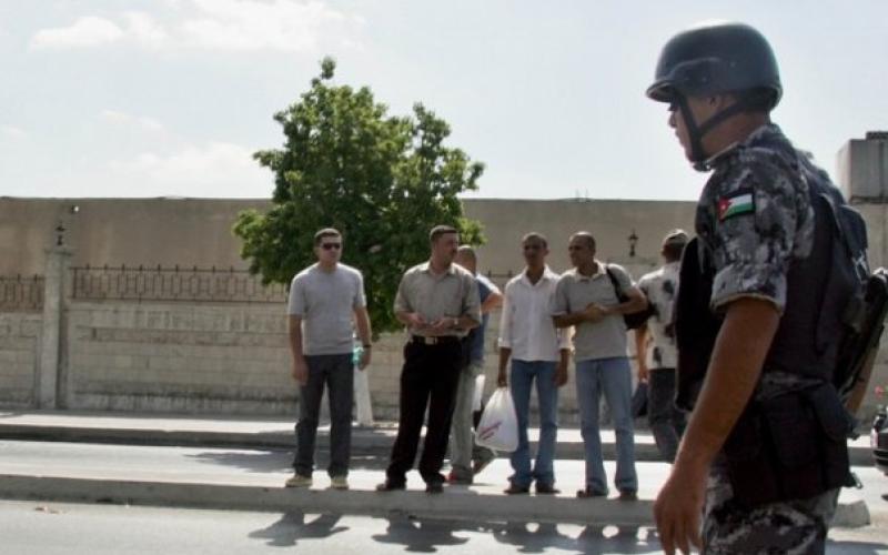 الامن يمنع مسيرة من الوصول الى السفارة الاسرائيلية