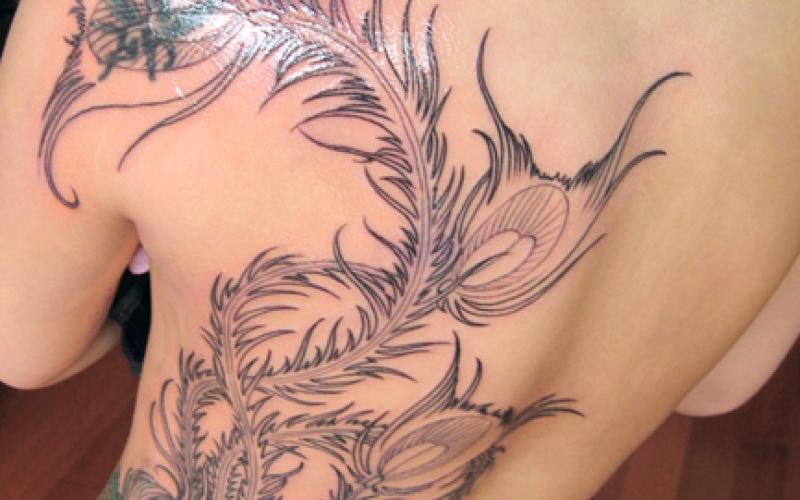 الوشم لوحات فنية بالوان زاهية على اجساد الفتيات