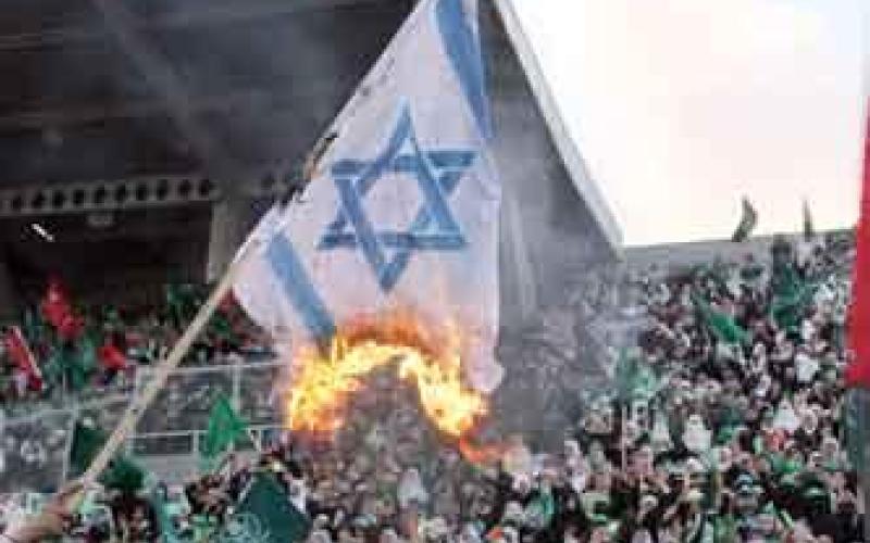 فيديو..محامون يحرقون العلم الإسرائيلي