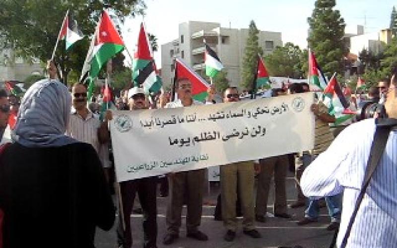 في اعتصام امام رئاسة الوزراء..النقابات الخمس تلوح بالمزيد من التصعيد..(فيديو)