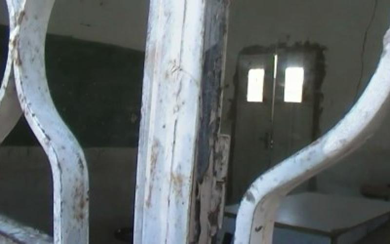 مدرسة مستأجرة منذ 1986 تعشش فيها العقارب..(فيديو)