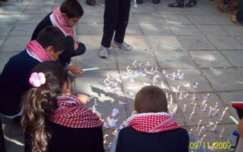 طلاب الجامعة الأردنية يحيون الذكرى الرابعة لتفجيرات عمان بالشموع..(فيديو)