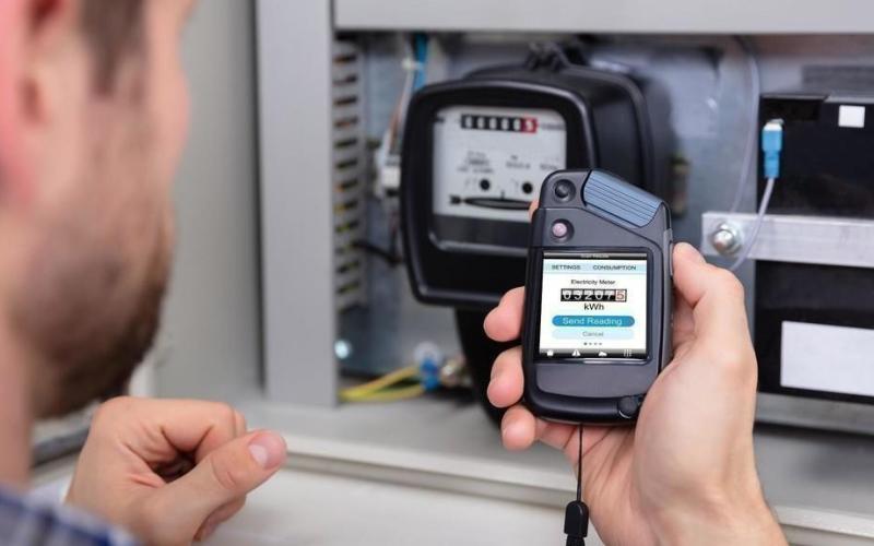 التأخر بقراء عدادات الكهرباء لن يرتب كلفا إضافية على المشتركين