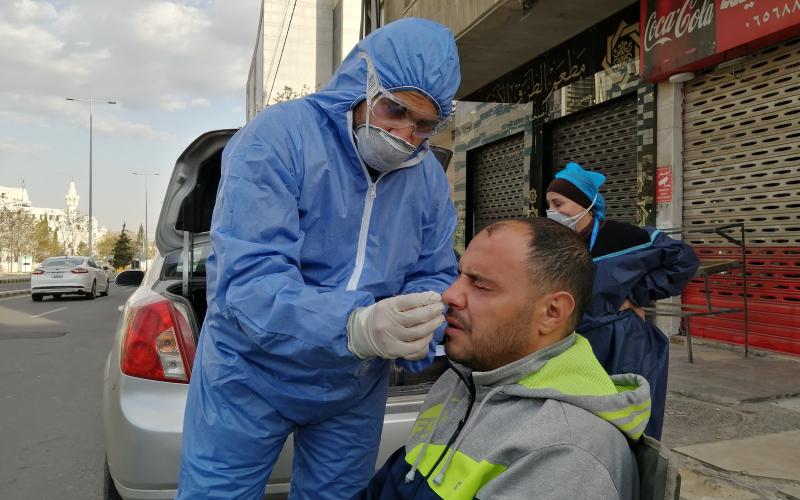 فريق استقصاء وبائي يجمع عينات عشوائية في منطقة العبدلي بعمَّان14/4/2020. (أغيد أبو زايد-عمان نت)