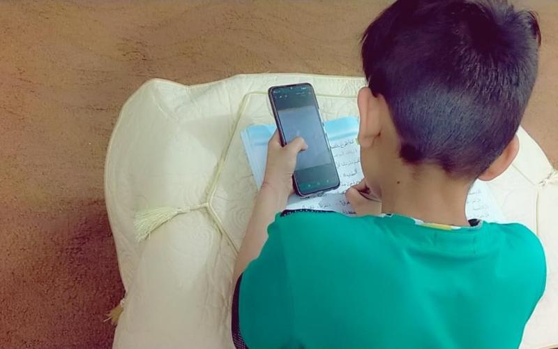 طفل في مخيم الزعتري يتابع دروسه عن بعد. (آلاء القاسم 4/5/2020) 