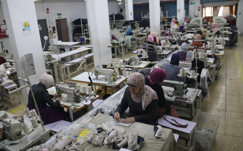 جانب من مصنع ألبسة في كفرنجة بمحافظة عجلون