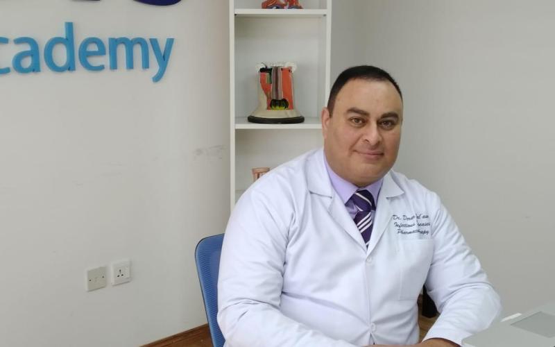 أستاذ ومستشار العلاج الدوائي السريري للأمراض المعدية الدكتور ضرار البلعاوي