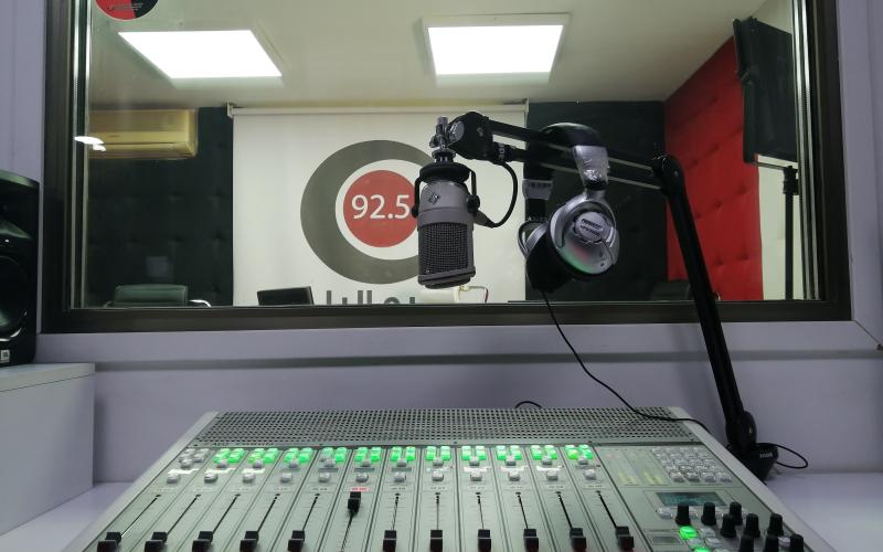 استديو راديو البلد92.5