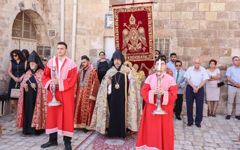 البطريرك الارمني في الوسط بالثوب الاسود