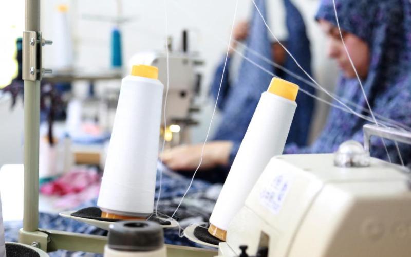 احدى النساء السوريات العاملات في مؤسسة جاسمين والتي توظف مايزيد عن 40 امرأة على مستوى المنزل والمؤسسة (أليكساندرا بك/ أوكسفام)