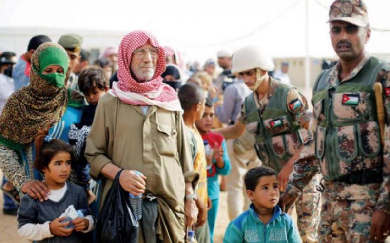 جندي اردني يستقبل لاجئين سوريين-ارشيفية