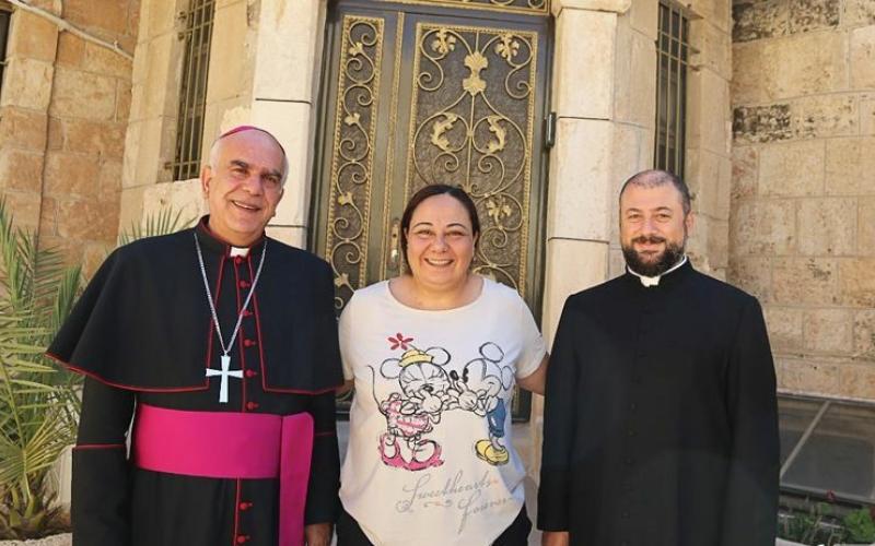 المواطنة غادة الطوال مع المطران جمال دعيبس