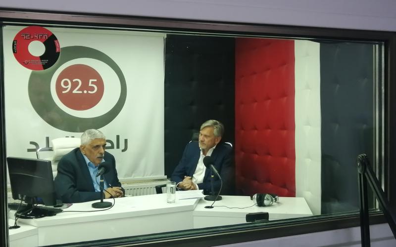 ممثل المفوضية السامية للأمم المتحدة لشؤون اللاجئين في الأردن دومينيك بارتش والصحفي داوود كُتاب في استديو راديو البلد