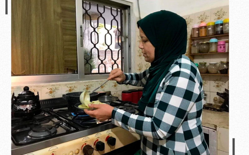 أم محمد تفتقد اليوم زحمة المستمتعين بأطباقها في مطبخها الإنتاجي