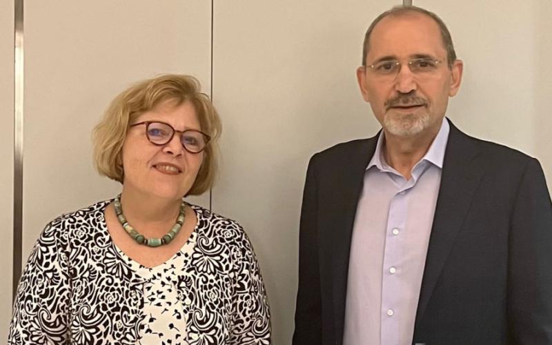 ليف الى جانب وزير الخارجية الأردني